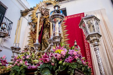 Carmona, İspanya - 19 Haziran 2022 Corpus Christi de Carmona, Santa Maria Kilisesi 'ne giden dini geçit töreni, dini heykeller, küçük çocuklar, Hıristiyanlar ve bir müzik grubundan oluşuyor.