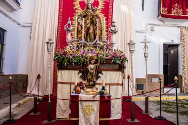 Carmona, İspanya - 19 Haziran 2022 Corpus Christi de Carmona, Santa Maria Kilisesi 'ne giden dini geçit töreni, dini heykeller, küçük çocuklar, Hıristiyanlar ve bir müzik grubundan oluşuyor.