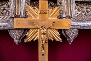 Carmona, İspanya - 19 Haziran 2022 Corpus Christi de Carmona, Santa Maria Kilisesi 'ne giden dini geçit töreni, dini heykeller, küçük çocuklar, Hıristiyanlar ve bir müzik grubundan oluşuyor.
