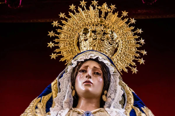 Carmona, İspanya - 19 Haziran 2022 Corpus Christi de Carmona, Santa Maria Kilisesi 'ne giden dini geçit töreni, dini heykeller, küçük çocuklar, Hıristiyanlar ve bir müzik grubundan oluşuyor.