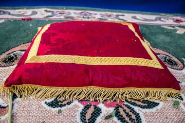 Carmona, İspanya - 19 Haziran 2022 Corpus Christi de Carmona, Santa Maria Kilisesi 'ne giden dini geçit töreni, dini heykeller, küçük çocuklar, Hıristiyanlar ve bir müzik grubundan oluşuyor.