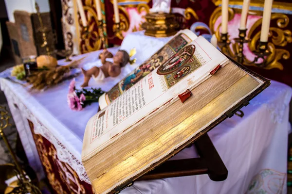 Carmona, İspanya - 19 Haziran 2022 Corpus Christi de Carmona, Santa Maria Kilisesi 'ne giden dini geçit töreni, dini heykeller, küçük çocuklar, Hıristiyanlar ve bir müzik grubundan oluşuyor.