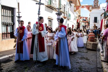 Carmona, İspanya - 19 Haziran 2022 Corpus Christi de Carmona, Santa Maria Kilisesi 'ne giden dini geçit töreni, dini heykeller, küçük çocuklar, Hıristiyanlar ve bir müzik grubundan oluşuyor.