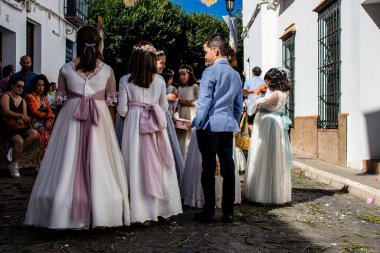 Carmona, İspanya - 19 Haziran 2022 Corpus Christi de Carmona, Santa Maria Kilisesi 'ne giden dini geçit töreni, dini heykeller, küçük çocuklar, Hıristiyanlar ve bir müzik grubundan oluşuyor.