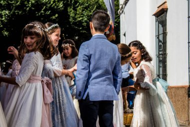 Carmona, İspanya - 19 Haziran 2022 Corpus Christi de Carmona, Santa Maria Kilisesi 'ne giden dini geçit töreni, dini heykeller, küçük çocuklar, Hıristiyanlar ve bir müzik grubundan oluşuyor.