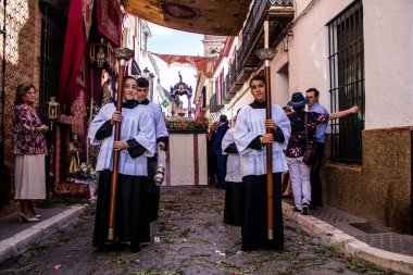 Carmona, İspanya - 19 Haziran 2022 Corpus Christi de Carmona, Santa Maria Kilisesi 'ne giden dini geçit töreni, dini heykeller, küçük çocuklar, Hıristiyanlar ve bir müzik grubundan oluşuyor.