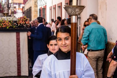 Carmona, İspanya - 19 Haziran 2022 Corpus Christi de Carmona, Santa Maria Kilisesi 'ne giden dini geçit töreni, dini heykeller, küçük çocuklar, Hıristiyanlar ve bir müzik grubundan oluşuyor.