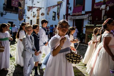 Carmona, İspanya - 19 Haziran 2022 Corpus Christi de Carmona, Santa Maria Kilisesi 'ne giden dini geçit töreni, dini heykeller, küçük çocuklar, Hıristiyanlar ve bir müzik grubundan oluşuyor.