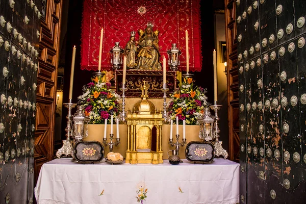 Carmona, İspanya - 19 Haziran 2022 Corpus Christi de Carmona, Santa Maria Kilisesi 'ne giden dini geçit töreni, dini heykeller, küçük çocuklar, Hıristiyanlar ve bir müzik grubundan oluşuyor.