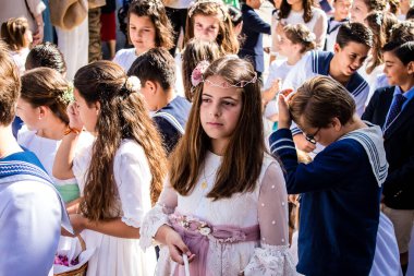Carmona, İspanya - 19 Haziran 2022 Corpus Christi de Carmona, Santa Maria Kilisesi 'ne giden dini geçit töreni, dini heykeller, küçük çocuklar, Hıristiyanlar ve bir müzik grubundan oluşuyor.