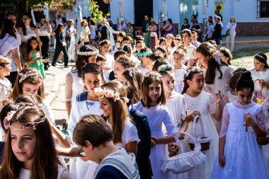 Carmona, İspanya - 19 Haziran 2022 Corpus Christi de Carmona, Santa Maria Kilisesi 'ne giden dini geçit töreni, dini heykeller, küçük çocuklar, Hıristiyanlar ve bir müzik grubundan oluşuyor.
