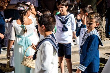 Carmona, İspanya - 19 Haziran 2022 Corpus Christi de Carmona, Santa Maria Kilisesi 'ne giden dini geçit töreni, dini heykeller, küçük çocuklar, Hıristiyanlar ve bir müzik grubundan oluşuyor.