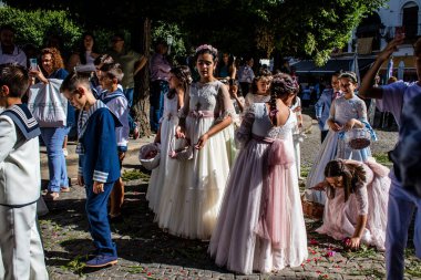 Carmona, İspanya - 19 Haziran 2022 Corpus Christi de Carmona, Santa Maria Kilisesi 'ne giden dini geçit töreni, dini heykeller, küçük çocuklar, Hıristiyanlar ve bir müzik grubundan oluşuyor.