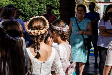 Carmona, İspanya - 19 Haziran 2022 Corpus Christi de Carmona, Santa Maria Kilisesi 'ne giden dini geçit töreni, dini heykeller, küçük çocuklar, Hıristiyanlar ve bir müzik grubundan oluşuyor.