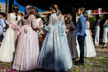 Carmona, İspanya - 19 Haziran 2022 Corpus Christi de Carmona, Santa Maria Kilisesi 'ne giden dini geçit töreni, dini heykeller, küçük çocuklar, Hıristiyanlar ve bir müzik grubundan oluşuyor.