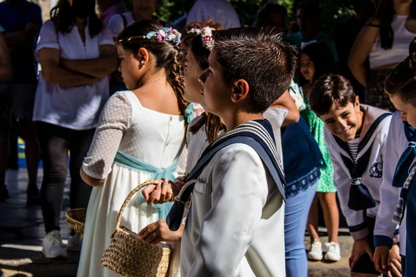 Carmona, İspanya - 19 Haziran 2022 Corpus Christi de Carmona, Santa Maria Kilisesi 'ne giden dini geçit töreni, dini heykeller, küçük çocuklar, Hıristiyanlar ve bir müzik grubundan oluşuyor.