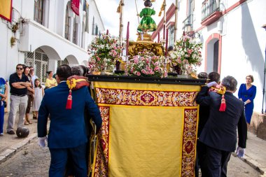 Carmona, İspanya - 19 Haziran 2022 Carmona Corpus Christi, Santa Maria Kilisesi 'ne giden dini geçit töreni, dini heykeller, küçük çocuklar, Hıristiyanlar ve bir müzik grubundan oluşuyor.