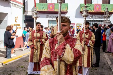 Carmona, İspanya - 19 Haziran 2022 Carmona Corpus Christi, Santa Maria Kilisesi 'ne giden dini geçit töreni, dini heykeller, küçük çocuklar, Hıristiyanlar ve bir müzik grubundan oluşuyor.