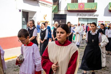 Carmona, İspanya - 19 Haziran 2022 Carmona Corpus Christi, Santa Maria Kilisesi 'ne giden dini geçit töreni, dini heykeller, küçük çocuklar, Hıristiyanlar ve bir müzik grubundan oluşuyor.