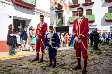 Carmona, İspanya - 19 Haziran 2022 Carmona Corpus Christi, Santa Maria Kilisesi 'ne giden dini geçit töreni, dini heykeller, küçük çocuklar, Hıristiyanlar ve bir müzik grubundan oluşuyor.