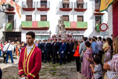 Carmona, İspanya - 19 Haziran 2022 Carmona Corpus Christi, Santa Maria Kilisesi 'ne giden dini geçit töreni, dini heykeller, küçük çocuklar, Hıristiyanlar ve bir müzik grubundan oluşuyor.