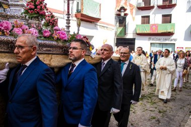 Carmona, İspanya - 19 Haziran 2022 Carmona Corpus Christi, Santa Maria Kilisesi 'ne giden dini geçit töreni, dini heykeller, küçük çocuklar, Hıristiyanlar ve bir müzik grubundan oluşuyor.