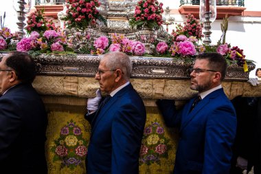 Carmona, İspanya - 19 Haziran 2022 Carmona Corpus Christi, Santa Maria Kilisesi 'ne giden dini geçit töreni, dini heykeller, küçük çocuklar, Hıristiyanlar ve bir müzik grubundan oluşuyor.