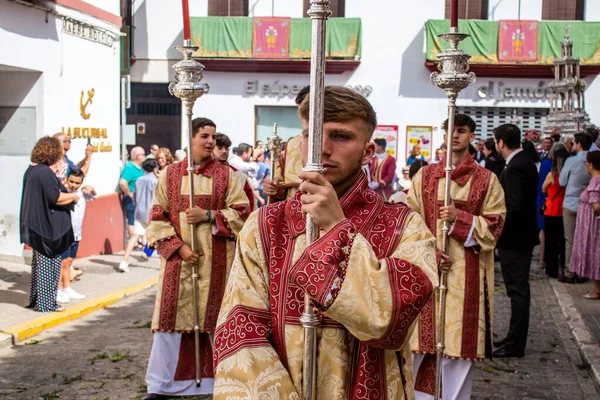 Carmona, İspanya - 19 Haziran 2022 Carmona Corpus Christi, Santa Maria Kilisesi 'ne giden dini geçit töreni, dini heykeller, küçük çocuklar, Hıristiyanlar ve bir müzik grubundan oluşuyor.