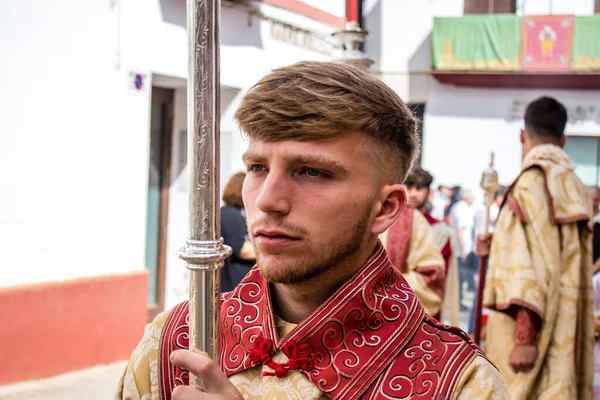 Carmona, İspanya - 19 Haziran 2022 Carmona Corpus Christi, Santa Maria Kilisesi 'ne giden dini geçit töreni, dini heykeller, küçük çocuklar, Hıristiyanlar ve bir müzik grubundan oluşuyor.