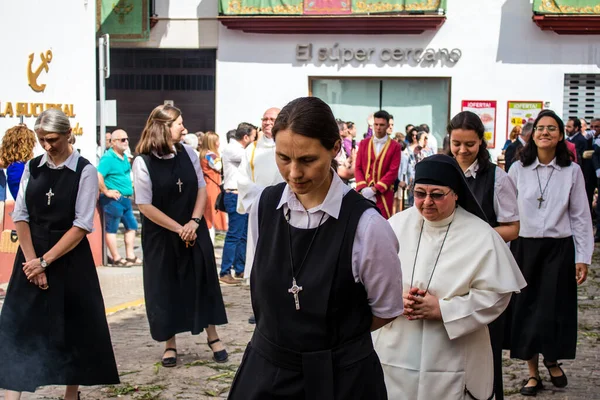 Carmona, İspanya - 19 Haziran 2022 Carmona Corpus Christi, Santa Maria Kilisesi 'ne giden dini geçit töreni, dini heykeller, küçük çocuklar, Hıristiyanlar ve bir müzik grubundan oluşuyor.