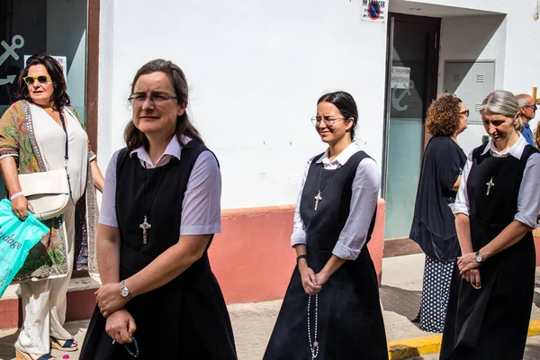 Carmona, İspanya - 19 Haziran 2022 Carmona Corpus Christi, Santa Maria Kilisesi 'ne giden dini geçit töreni, dini heykeller, küçük çocuklar, Hıristiyanlar ve bir müzik grubundan oluşuyor.