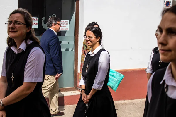 Carmona, İspanya - 19 Haziran 2022 Carmona Corpus Christi, Santa Maria Kilisesi 'ne giden dini geçit töreni, dini heykeller, küçük çocuklar, Hıristiyanlar ve bir müzik grubundan oluşuyor.