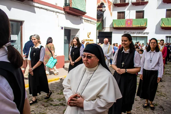 Carmona, İspanya - 19 Haziran 2022 Carmona Corpus Christi, Santa Maria Kilisesi 'ne giden dini geçit töreni, dini heykeller, küçük çocuklar, Hıristiyanlar ve bir müzik grubundan oluşuyor.