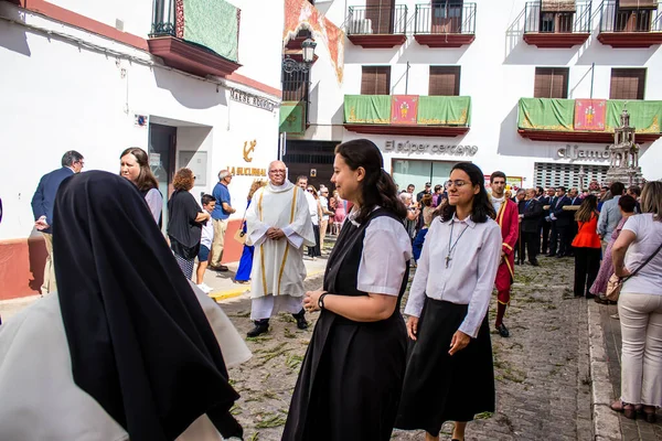 Carmona, İspanya - 19 Haziran 2022 Carmona Corpus Christi, Santa Maria Kilisesi 'ne giden dini geçit töreni, dini heykeller, küçük çocuklar, Hıristiyanlar ve bir müzik grubundan oluşuyor.