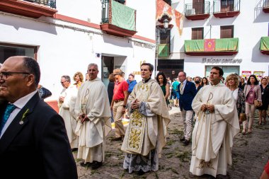 Carmona, İspanya - 19 Haziran 2022 Carmona Corpus Christi, Santa Maria Kilisesi 'ne giden dini geçit töreni, dini heykeller, küçük çocuklar, Hıristiyanlar ve bir müzik grubundan oluşuyor.