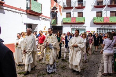 Carmona, İspanya - 19 Haziran 2022 Carmona Corpus Christi, Santa Maria Kilisesi 'ne giden dini geçit töreni, dini heykeller, küçük çocuklar, Hıristiyanlar ve bir müzik grubundan oluşuyor.