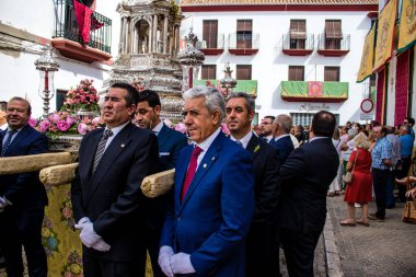 Carmona, İspanya - 19 Haziran 2022 Carmona Corpus Christi, Santa Maria Kilisesi 'ne giden dini geçit töreni, dini heykeller, küçük çocuklar, Hıristiyanlar ve bir müzik grubundan oluşuyor.