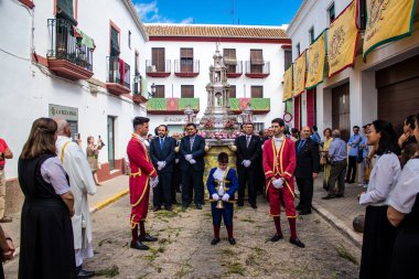 Carmona, İspanya - 19 Haziran 2022 Carmona Corpus Christi, Santa Maria Kilisesi 'ne giden dini geçit töreni, dini heykeller, küçük çocuklar, Hıristiyanlar ve bir müzik grubundan oluşuyor.