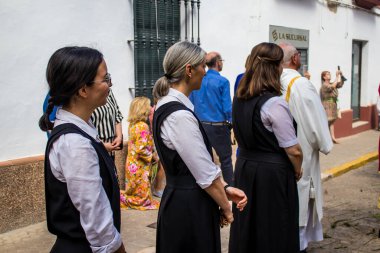 Carmona, İspanya - 19 Haziran 2022 Carmona Corpus Christi, Santa Maria Kilisesi 'ne giden dini geçit töreni, dini heykeller, küçük çocuklar, Hıristiyanlar ve bir müzik grubundan oluşuyor.