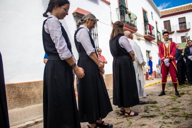 Carmona, İspanya - 19 Haziran 2022 Carmona Corpus Christi, Santa Maria Kilisesi 'ne giden dini geçit töreni, dini heykeller, küçük çocuklar, Hıristiyanlar ve bir müzik grubundan oluşuyor.