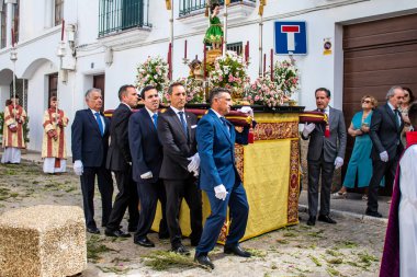 Carmona, İspanya - 19 Haziran 2022 Carmona Corpus Christi, Santa Maria Kilisesi 'ne giden dini geçit töreni, dini heykeller, küçük çocuklar, Hıristiyanlar ve bir müzik grubundan oluşuyor.