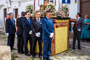Carmona, İspanya - 19 Haziran 2022 Carmona Corpus Christi, Santa Maria Kilisesi 'ne giden dini geçit töreni, dini heykeller, küçük çocuklar, Hıristiyanlar ve bir müzik grubundan oluşuyor.