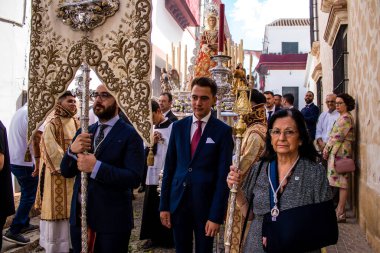 Carmona, İspanya - 19 Haziran 2022 Carmona Corpus Christi, Santa Maria Kilisesi 'ne giden dini geçit töreni, dini heykeller, küçük çocuklar, Hıristiyanlar ve bir müzik grubundan oluşuyor.