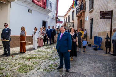 Carmona, İspanya - 19 Haziran 2022 Carmona Corpus Christi, Santa Maria Kilisesi 'ne giden dini geçit töreni, dini heykeller, küçük çocuklar, Hıristiyanlar ve bir müzik grubundan oluşuyor.
