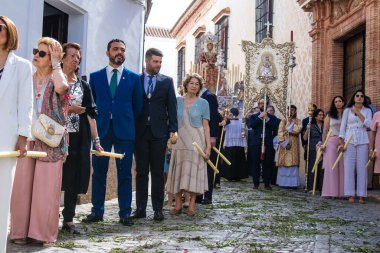 Carmona, İspanya - 19 Haziran 2022 Carmona Corpus Christi, Santa Maria Kilisesi 'ne giden dini geçit töreni, dini heykeller, küçük çocuklar, Hıristiyanlar ve bir müzik grubundan oluşuyor.