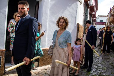 Carmona, İspanya - 19 Haziran 2022 Carmona Corpus Christi, Santa Maria Kilisesi 'ne giden dini geçit töreni, dini heykeller, küçük çocuklar, Hıristiyanlar ve bir müzik grubundan oluşuyor.