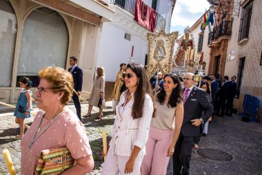 Carmona, İspanya - 19 Haziran 2022 Carmona Corpus Christi, Santa Maria Kilisesi 'ne giden dini geçit töreni, dini heykeller, küçük çocuklar, Hıristiyanlar ve bir müzik grubundan oluşuyor.