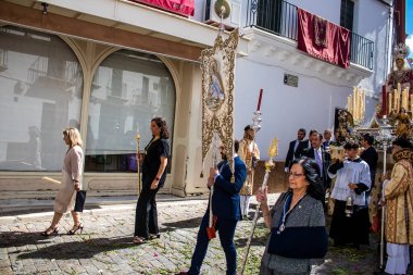 Carmona, İspanya - 19 Haziran 2022 Carmona Corpus Christi, Santa Maria Kilisesi 'ne giden dini geçit töreni, dini heykeller, küçük çocuklar, Hıristiyanlar ve bir müzik grubundan oluşuyor.
