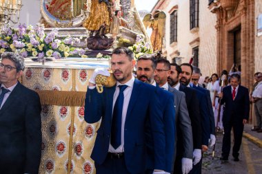 Carmona, İspanya - 19 Haziran 2022 Carmona Corpus Christi, Santa Maria Kilisesi 'ne giden dini geçit töreni, dini heykeller, küçük çocuklar, Hıristiyanlar ve bir müzik grubundan oluşuyor.