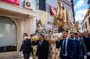 Carmona, İspanya - 19 Haziran 2022 Carmona Corpus Christi, Santa Maria Kilisesi 'ne giden dini geçit töreni, dini heykeller, küçük çocuklar, Hıristiyanlar ve bir müzik grubundan oluşuyor.